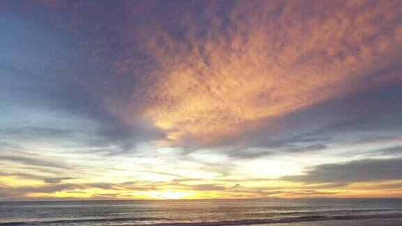 鸟瞰海上日落时天空中的彩云