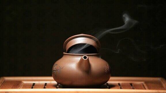 中国茶壶热茶木桌高清特写