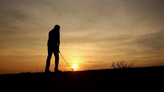 日落时的剪影高尔夫球手