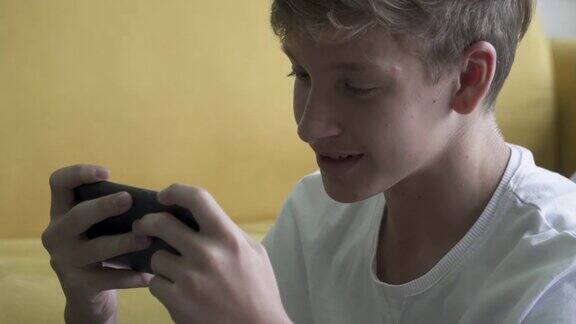 快乐的男孩喜欢玩电子游戏