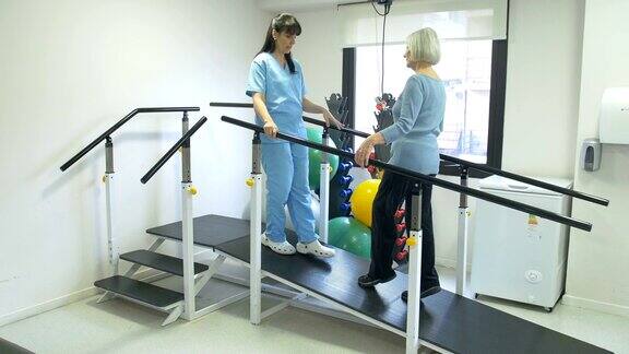 护士在康复中心指导病人在斜坡上行走