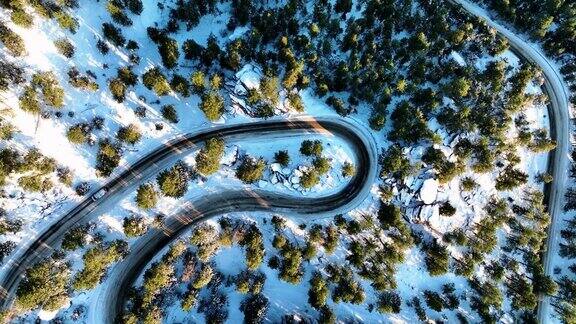 下雪后蜿蜒的公路