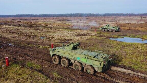 装甲运兵车BTR-82A在发射位置目标射击