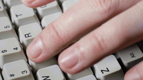 手指按下键盘上的E键