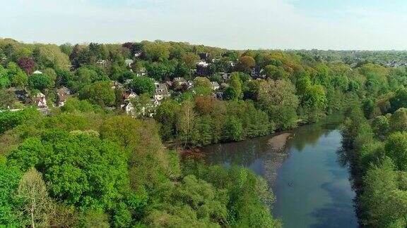 布朗克斯维尔村俯瞰布朗克斯河公园和布朗克斯河的风景鸟瞰图