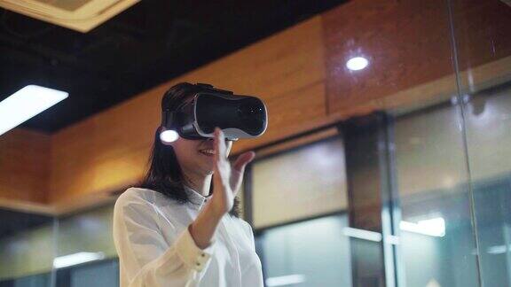 女性在办公室使用虚拟现实眼镜