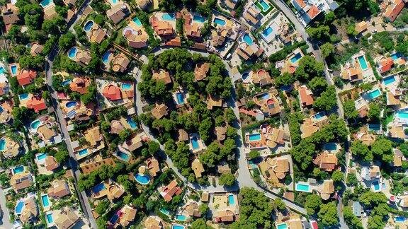西班牙郊区的美丽别墅完美的家庭生活环境我们可以看到屋顶和花园鸟瞰图与无人机4K