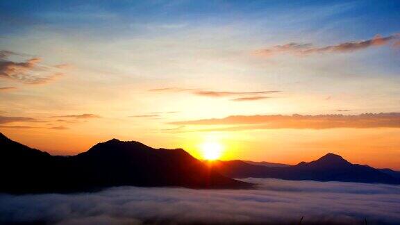 日出对宏伟的薄雾山谷
