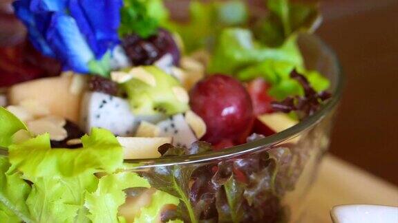 紫花在新鲜蔬菜和水果沙拉的视频