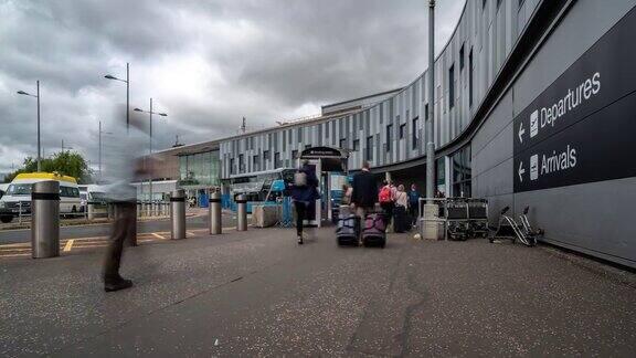 时光流逝:爱丁堡国际机场候机楼外的旅客人群