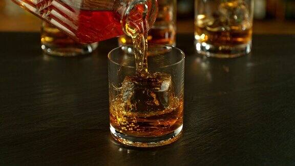 将威士忌倒入玻璃杯的超慢动作