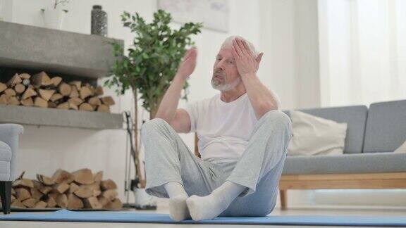 疲惫的老人在瑜伽垫上做瑜伽