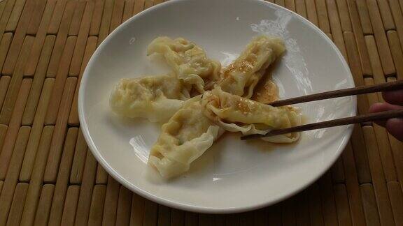 日本蒸饺或竹饺用筷子夹碎猪肉吃