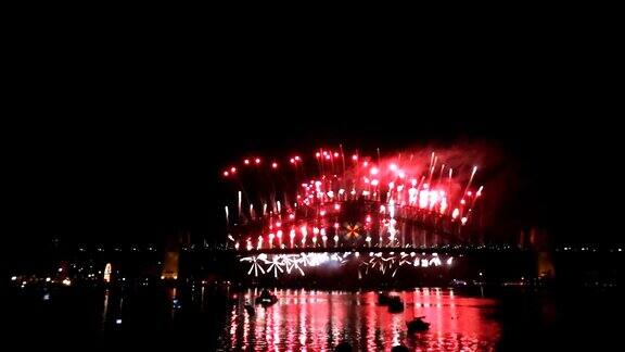 新年前夕悉尼港大桥上的烟花以60帧秒3的速度燃放