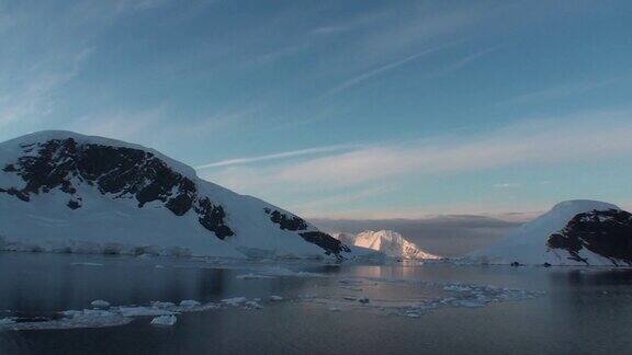 南极洲日落冰川山脉