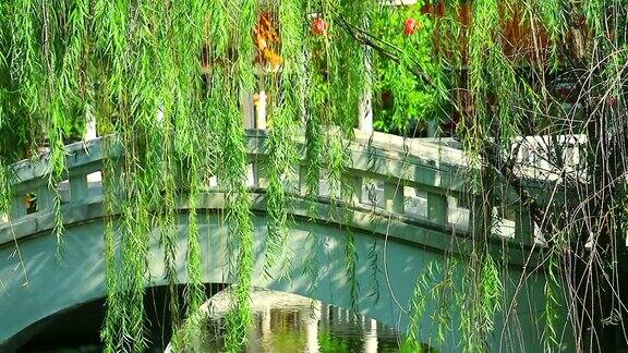 中式的混凝土桥和花园里摇曳的柳树