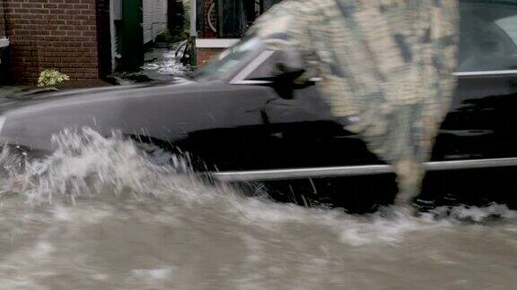 一辆汽车在新奥尔良被洪水淹没的街道上快速行驶