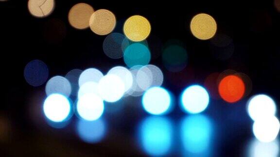 散焦夜市散焦交通灯手持镜头与轻微的运动