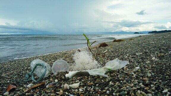 海滩被塑料和废物污染了