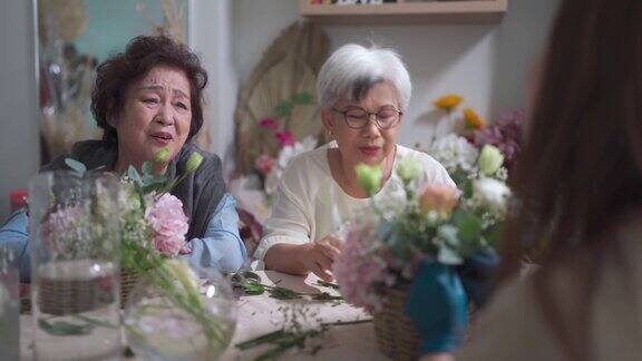 亚洲华人高级妇女喜欢学习插花从女花店花店