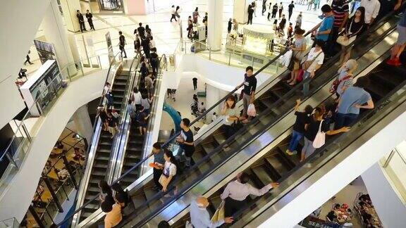 人们在曼谷购物中心乘坐白色扶梯的景象