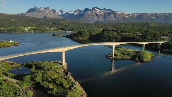 挪威诺德兰的萨尔特图鲁门大漩涡上的漩涡桥挪威美丽的自然景观