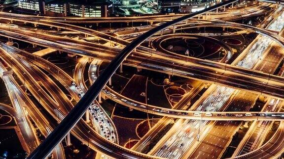 天桥、地铁和城市交通夜间鸟瞰图迪拜阿联酋