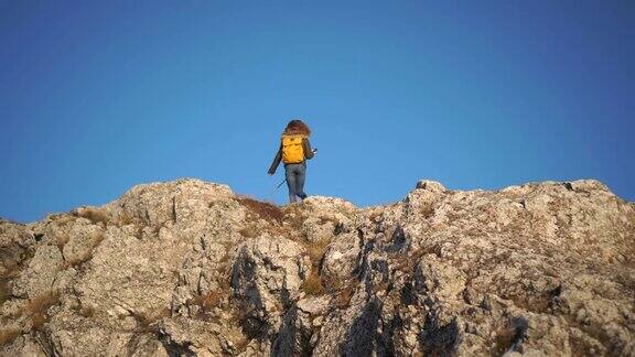 那个女孩在山顶上爬山
