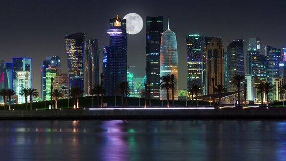 夜晚照亮多哈城市市中心海湾全景4k时间流逝卡塔尔