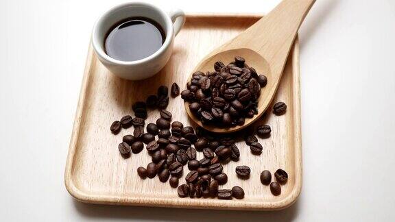 一小杯咖啡和咖啡豆