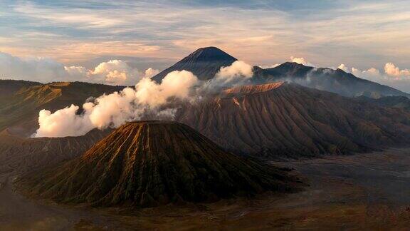 时间流逝的活火山溴(GunungBromo)与烟雾印度尼西亚东爪哇UHD4k