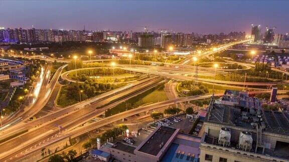 时光流逝北京繁忙路口鸟瞰图从白天到夜晚(WSZoom)