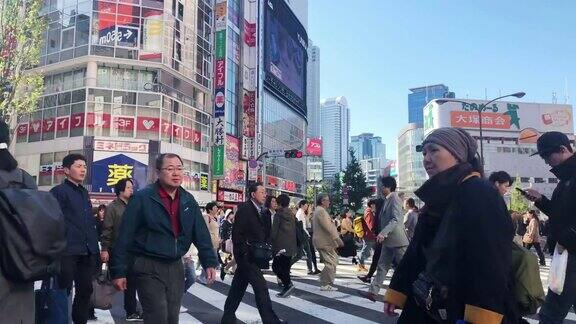 人们在东京新宿过马路