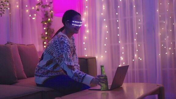 年轻女子戴着VR头盔玩游戏在虚拟现实世界中享受乐趣