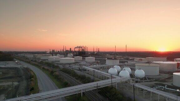 黄昏时分石油和天然气汽油燃料化学储罐与炼油厂石化厂航拍