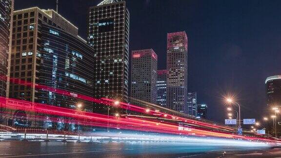 PAN北京夜间交通的低角度视图
