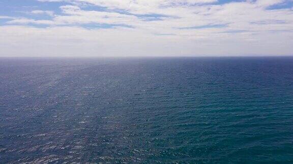 从无人机上可以看到蓝色的海和天空还有云朵