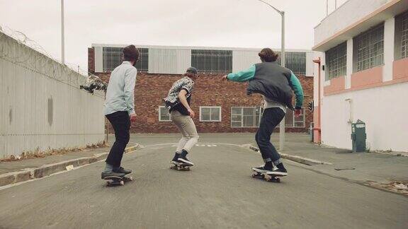 人们在街上玩滑板