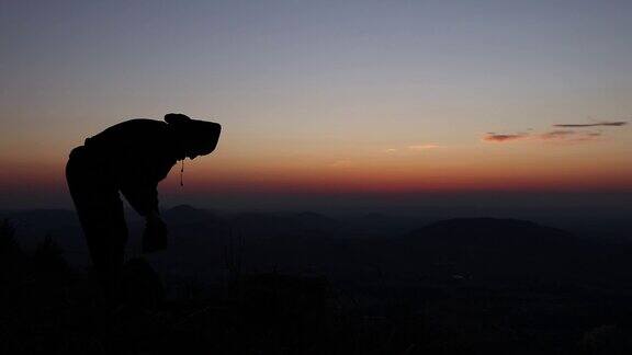 日落登山到顶峰