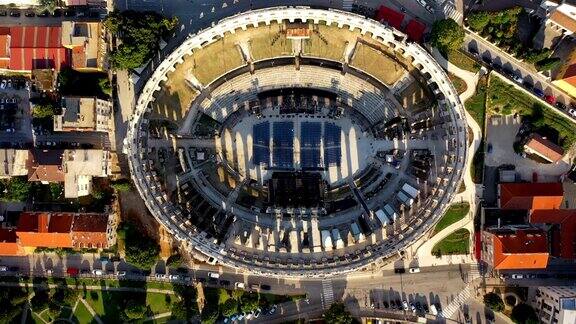 4k从空中俯瞰普拉的罗马圆形剧场伊斯特里亚、克罗地亚、欧洲