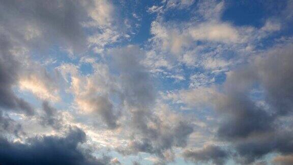 令人惊叹的时间推移镜头的彩色多云的天空在日落
