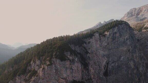 意大利多洛米特山脉日出时的山顶景观