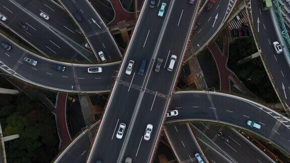 夜间空中公路交汇处