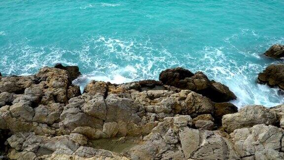 海浪拍打着海岸的悬崖