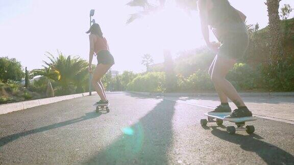 迎着阳光在度假村玩滑板