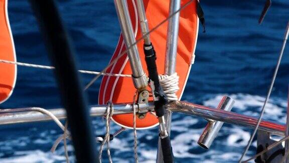帆船或游艇上的橙色救生圈或救生衣在地中海上安全航行船上的生命环在一艘帆船上