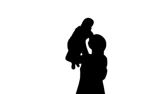 剪影年轻的妈妈抱起婴儿玩