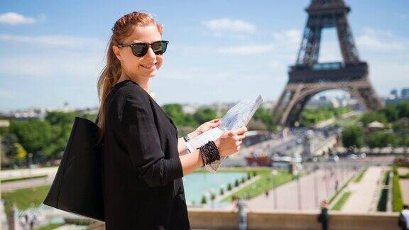 一名女子在巴黎观光享受着阳光明媚的一天