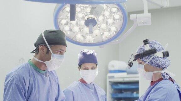 在手术室里进行手术的外科医生