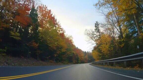 新罕布什尔州坎卡马古斯高速公路上的秋天